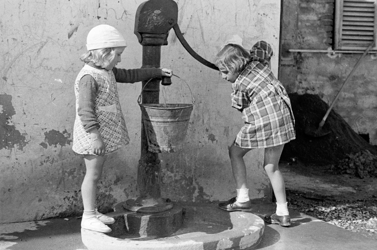 Kleine Mädchen füllen einen Wassereimer, 9. Mai 1939 von Vincenzo Balocchi