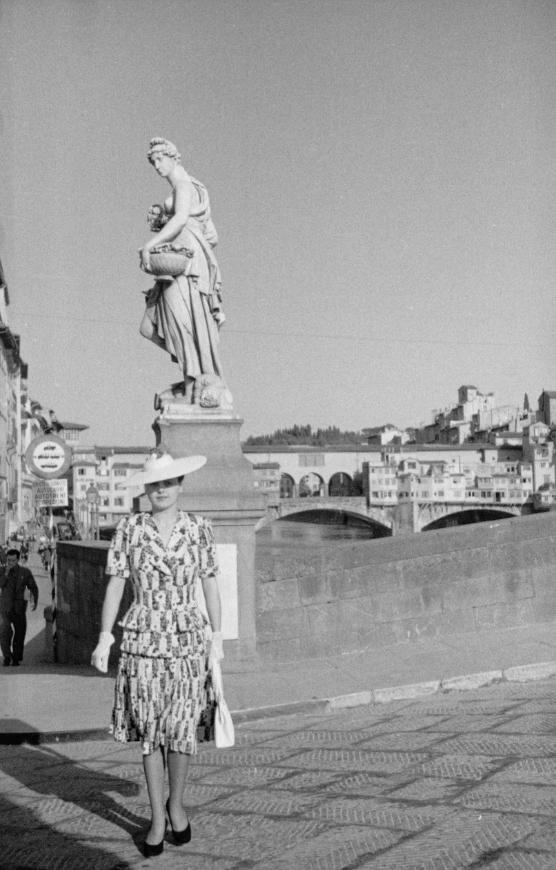 Model posiert auf der Santa Trinita Brücke in Florenz während eines Fotoshootings, 2.-3. Juni 1941 von Vincenzo Balocchi