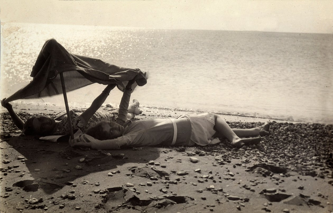 Zwei Frauen liegen am Meeresufer im Schatten eines Handtuchs. Postkarte vom Fotografen an Vincenzo Balocchi gesendet von Vincenzo Balocchi