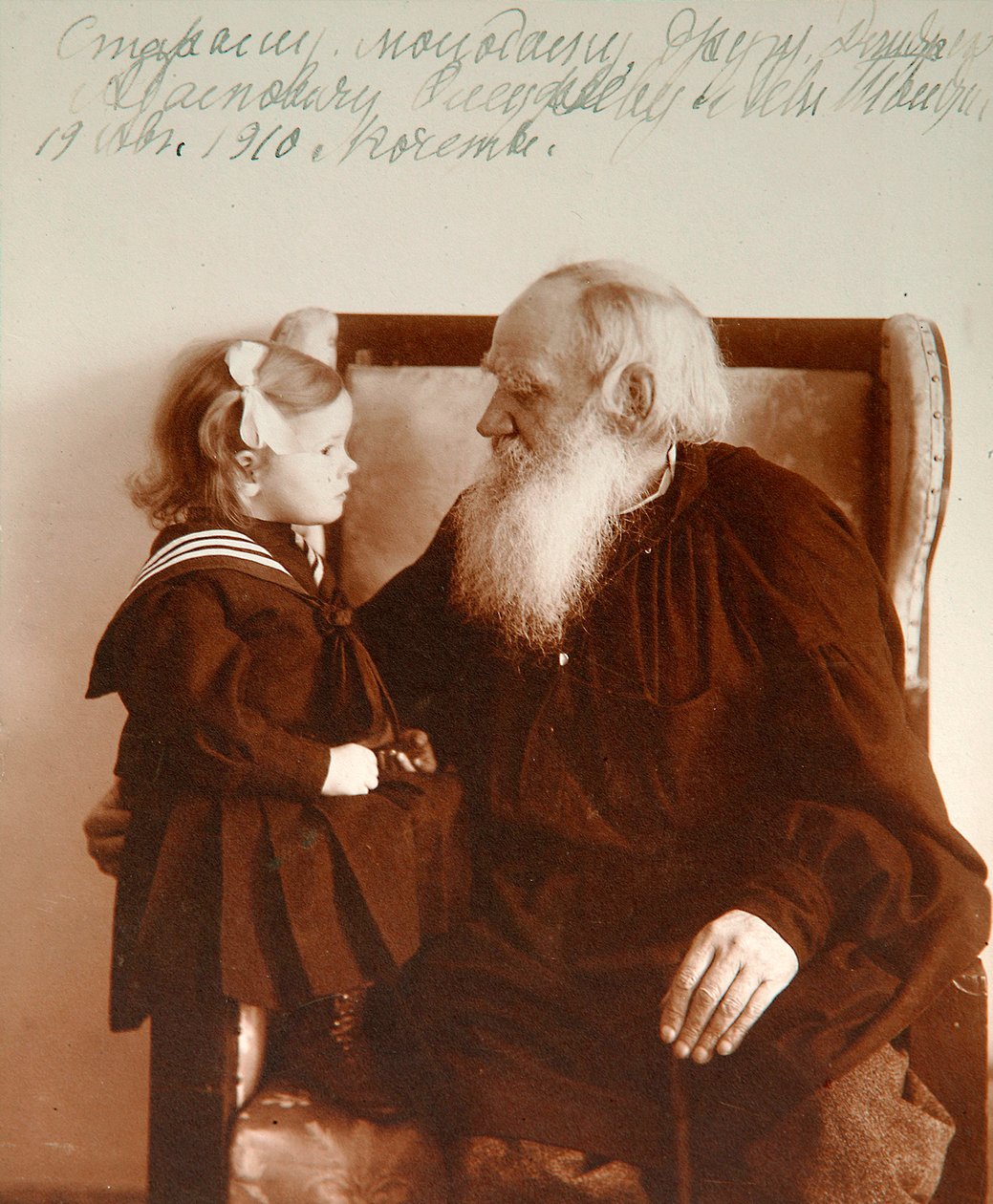Der russische Autor Leo Tolstoi mit seiner Enkelin Tatiana, Jasnaja Poljana, Russland, um 1910 von Vladimir Grigorievich Chertkov