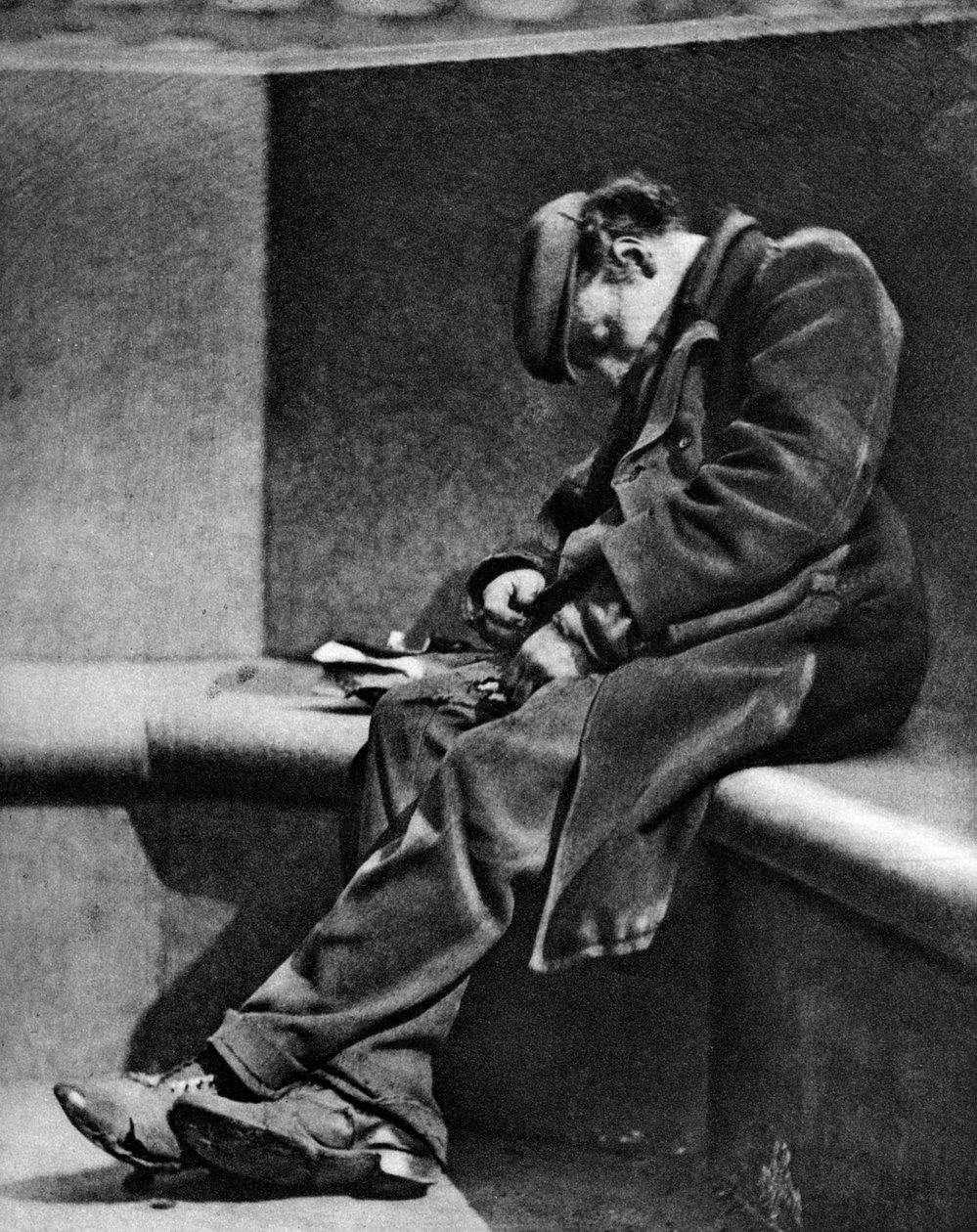 Ein Mann schläft auf der Blackfriars-Brücke, London, 1926-1927 von Walter Benington
