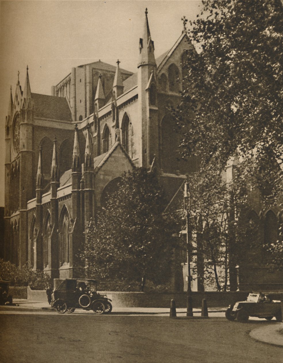 Bloomsbury-Kathedrale: Die katholisch-apostolische Kirche am Gordon Square, ca. 1935 von Walter Benington