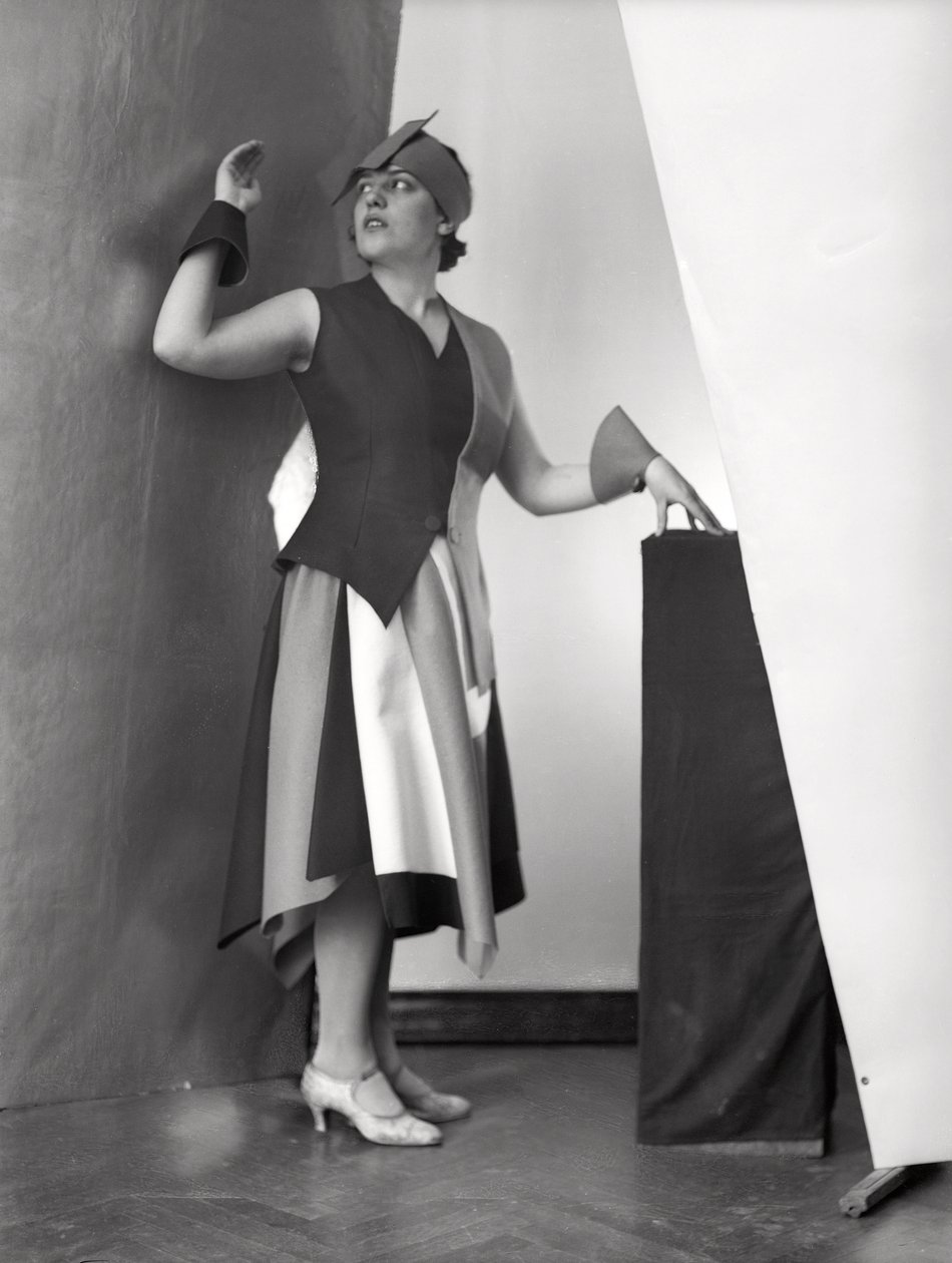 Porträt von Anita Pittoni in einem Kleid, entworfen von dem Maler Marcello Clarion, ca. 1930 von Wanda Wulz