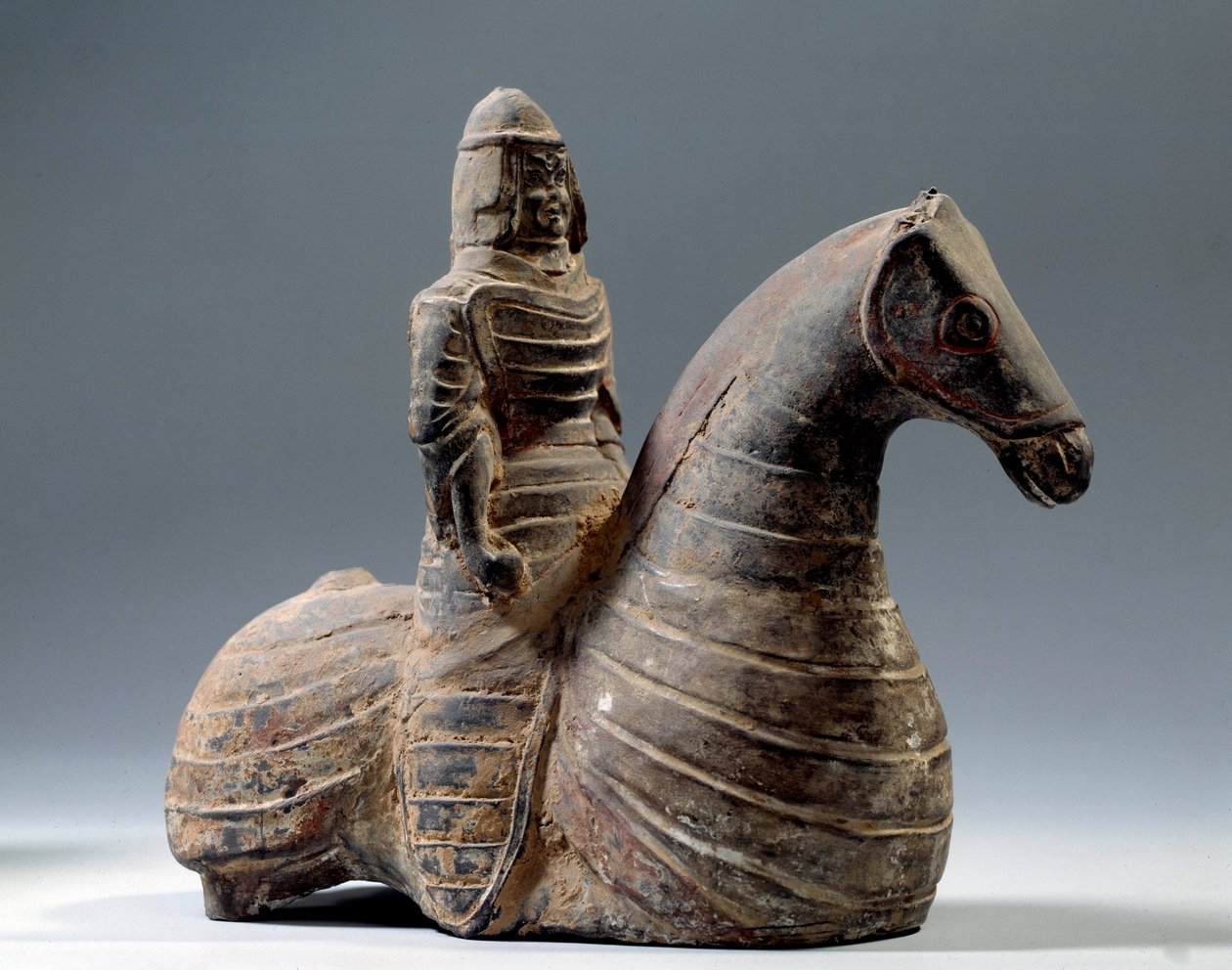 Chinesische Kunst: Statuette eines Reiters in Rüstung (206 v. Chr. - 220 n. Chr.), Han-Periode. Paris, Musée Cernuschi von Western Han Dynasty Chinese School