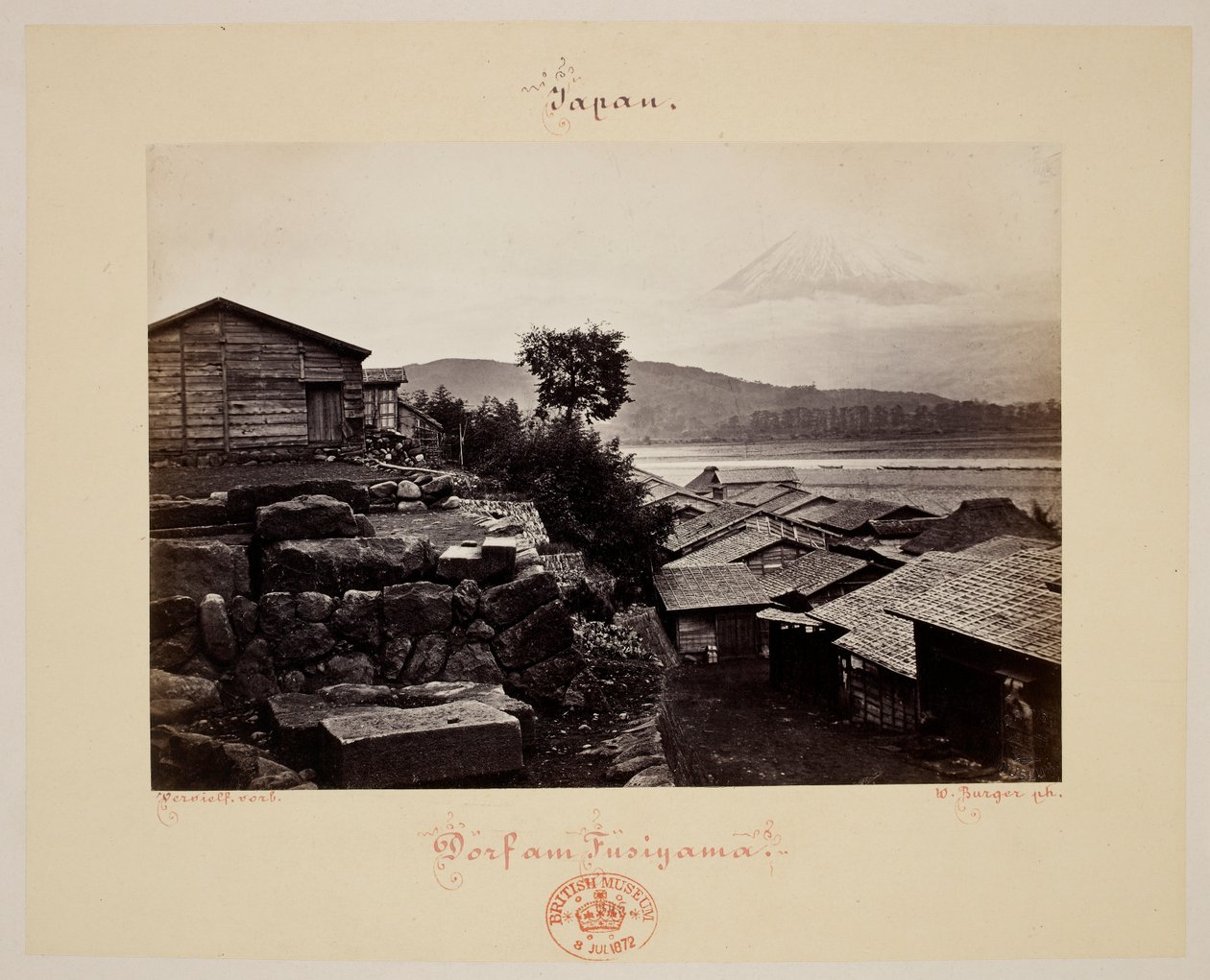 Fusiyama. Haus und Berg Fuji im Hintergrund von Wilhelm J. Burger