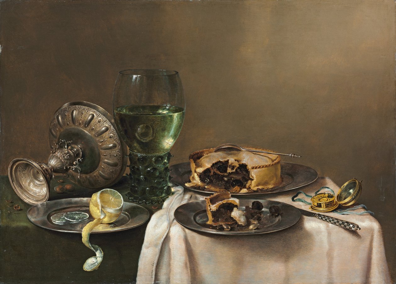 Prunkstillleben mit einem Römer, einer umgedrehten Silberschale, einer halb geschälten Zitrone auf einem Zinnteller, mit einer Pastete, einer Uhr und einem Messer von Willem Claesz. Heda