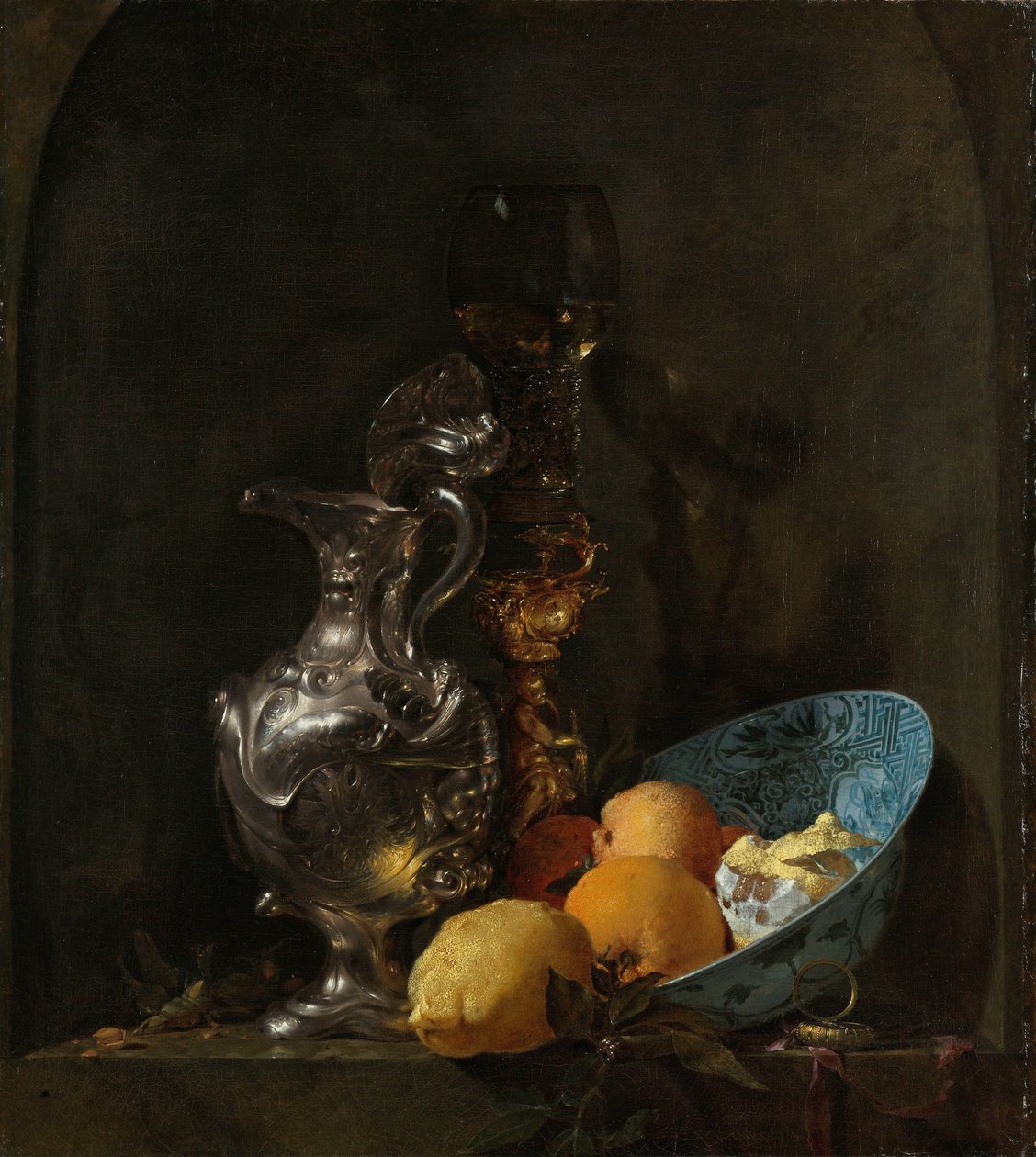 Stillleben mit einem Silberkrug und einer Porzellanschale von Willem Kalf