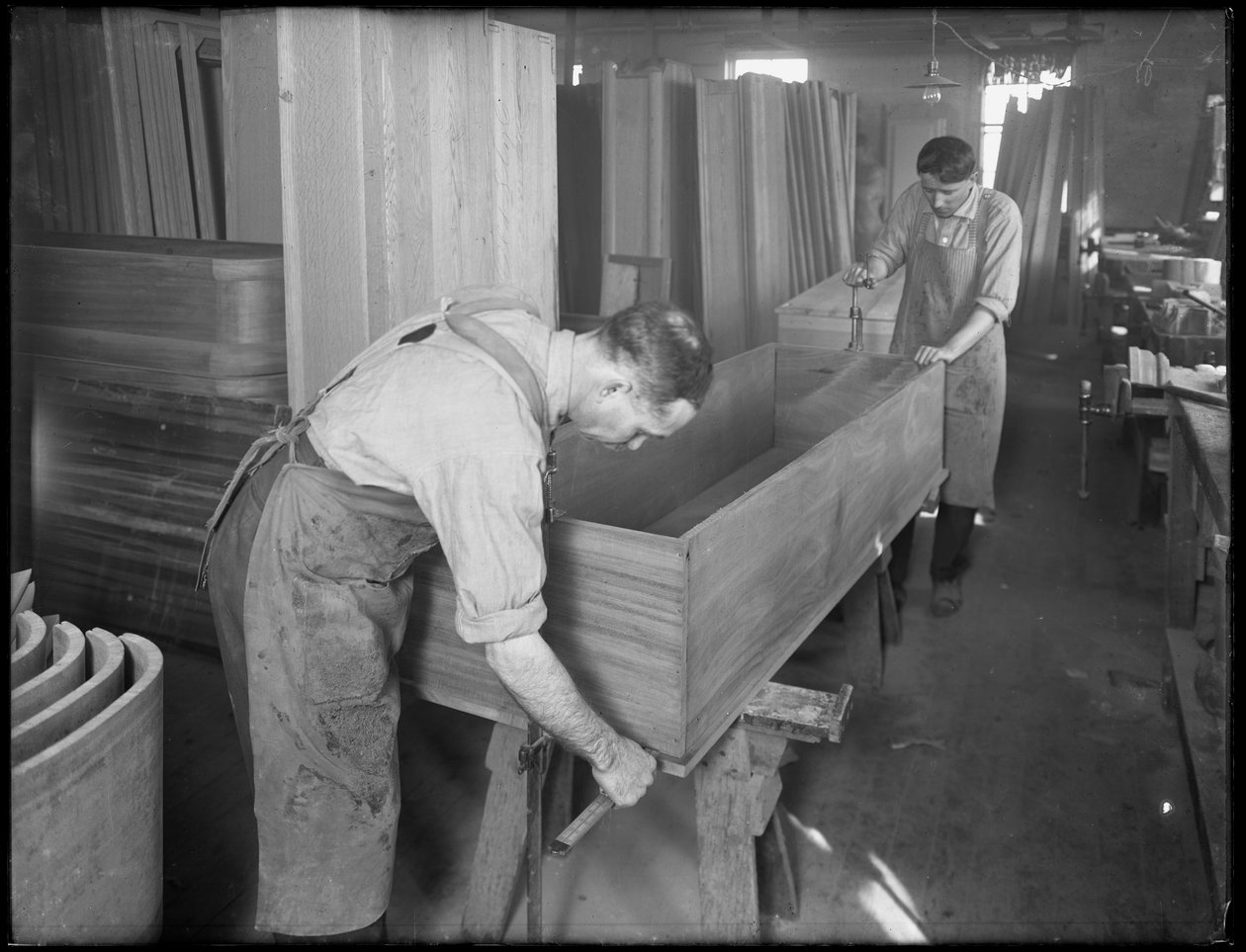 Anpassen der Seiten und des Bodens des Holzsarges, Oneida, New York, 3. April 1916 von William Davis Hassler