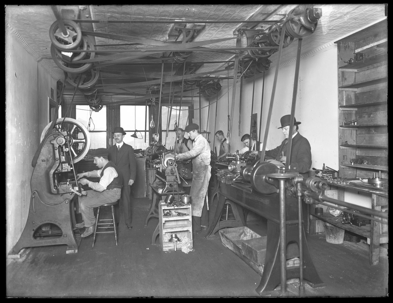 Werkstatt im fünften Stock, Geyser Electric Water Heater Company, 42 Hudson Street, New York City, 31. Dezember 1914 von William Davis Hassler