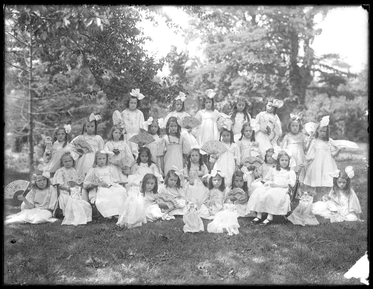 Gruppenporträt von nicht identifizierten kleinen Mädchen, wahrscheinlich das römisch-katholische Waisenhaus, Kingsbridge, Bronx, um 1910 von William Davis Hassler