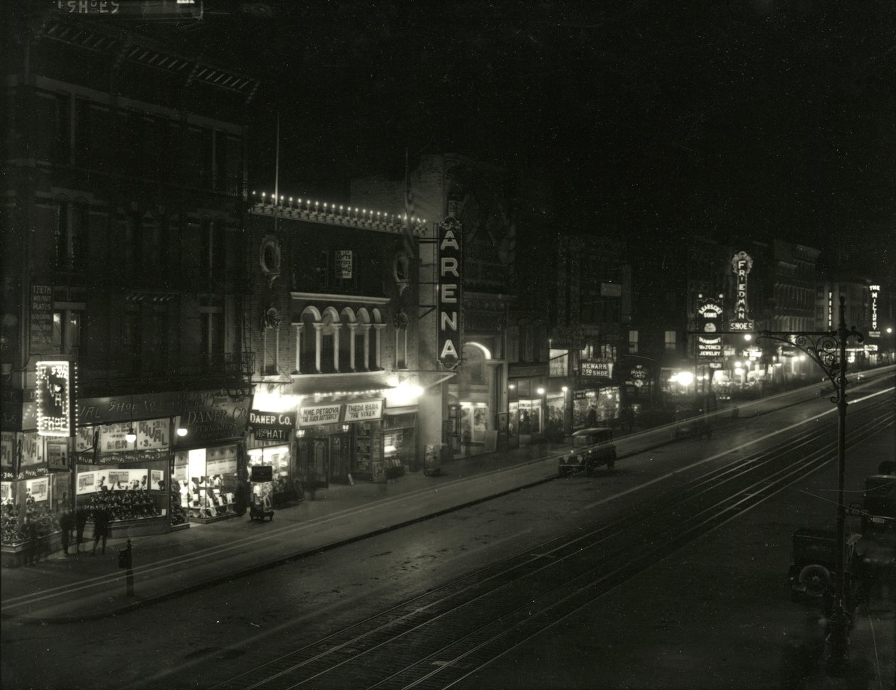 Nachtansicht auf der Südseite der 23rd Street zwischen Sixth und Seventh Avenues von William Davis Hassler