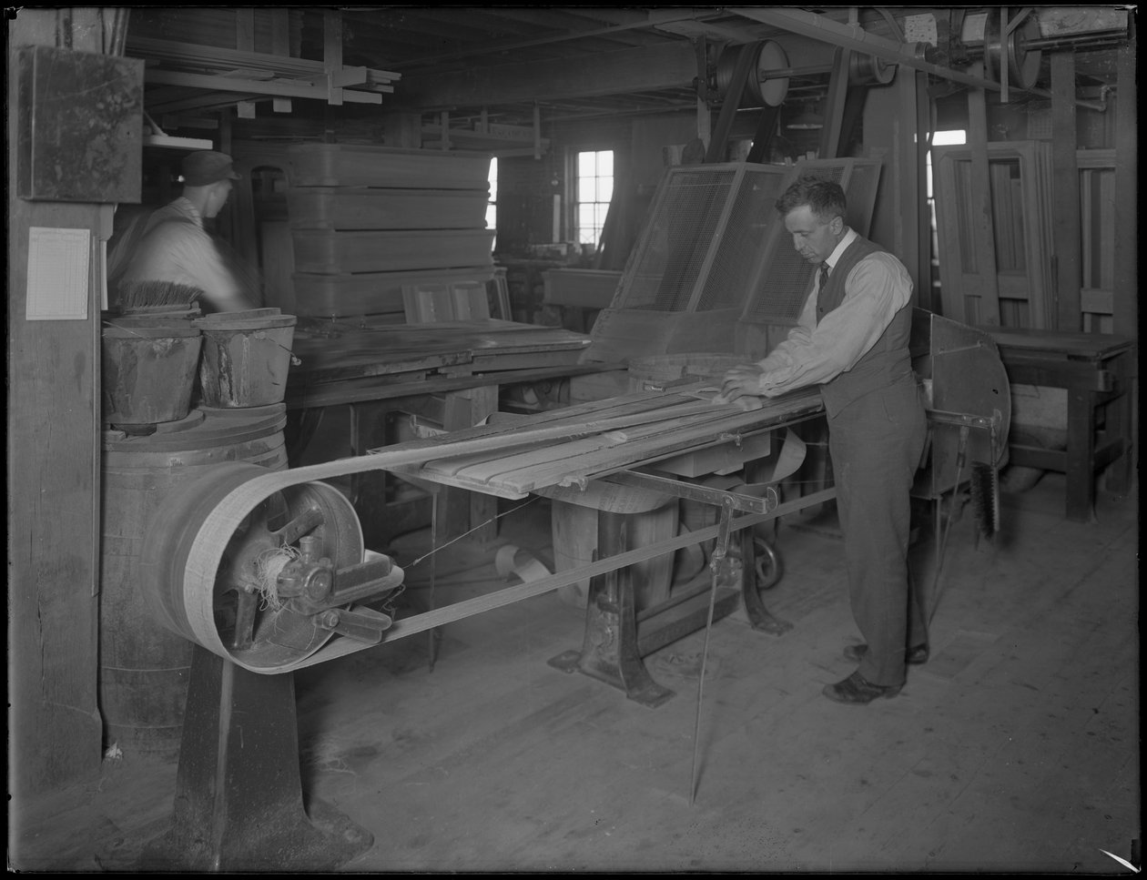 Schleifen von Formteilen für Holzsärge, Oneida, New York, 3. April 1916 von William Davis Hassler