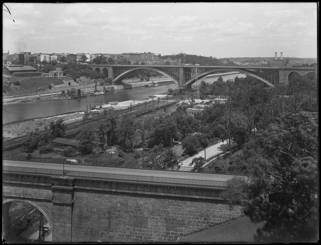 Die Washington-Brücke, High Bridge und Washington Heights vom Bronx aus gesehen, 19. Juli 1914 von William Davis Hassler