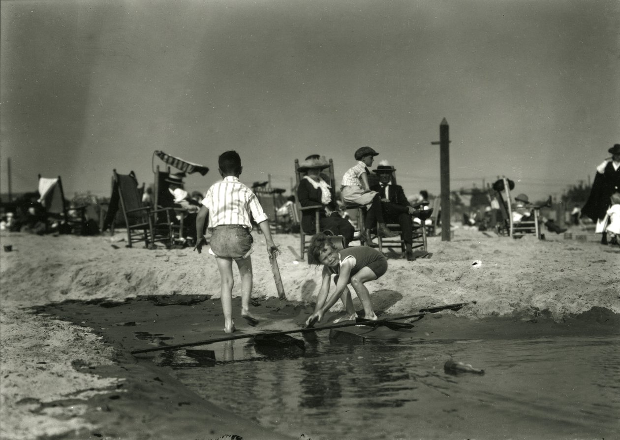 Zwei Kinder spielen mit Holzresten im seichten Wasser, Coney Island, ca. 1910-21 von William Davis Hassler