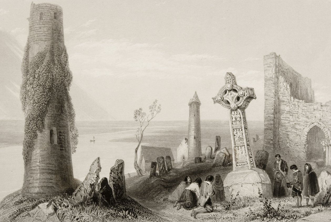 Das alte Kreuz und der Rundturm von Clonmacnois, County Offaly, Irland, aus 