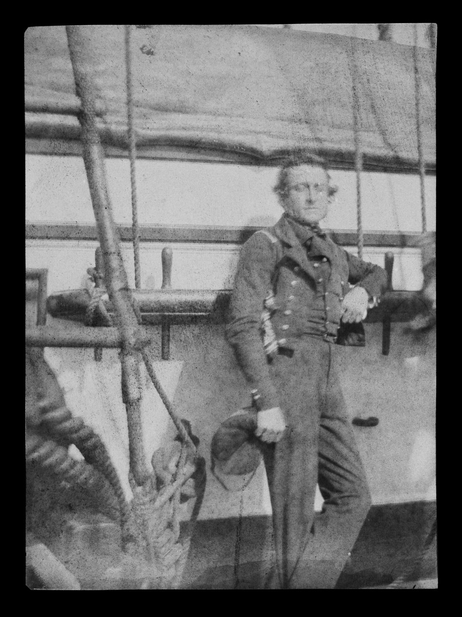 Ein unidentifizierter Marineoffizier(?) steht an der Reling auf der Backbordseite des 80-Kanonen-Dreideckers HMS 