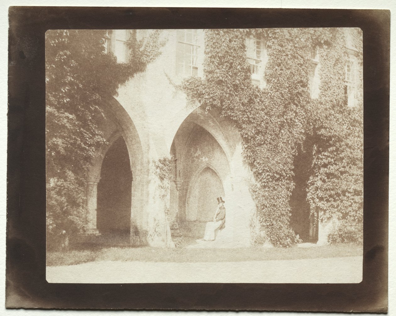 Calvert Jones sitzt in der Sakristei der Abtei von Lacock von William Henry Fox Talbot