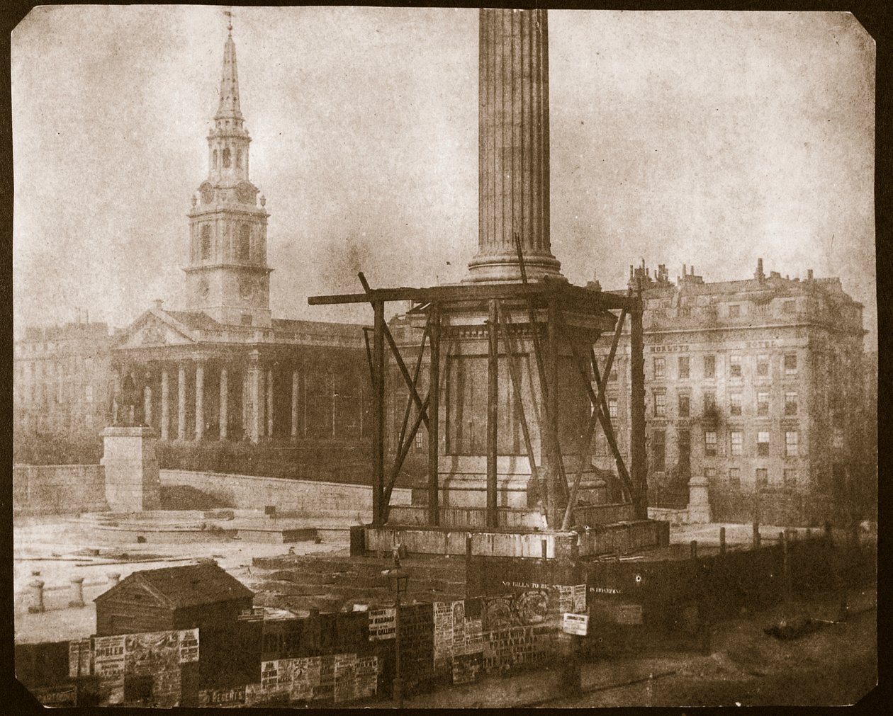 Nelsons Säule im Bau, ca. 1841 von William Henry Fox Talbot