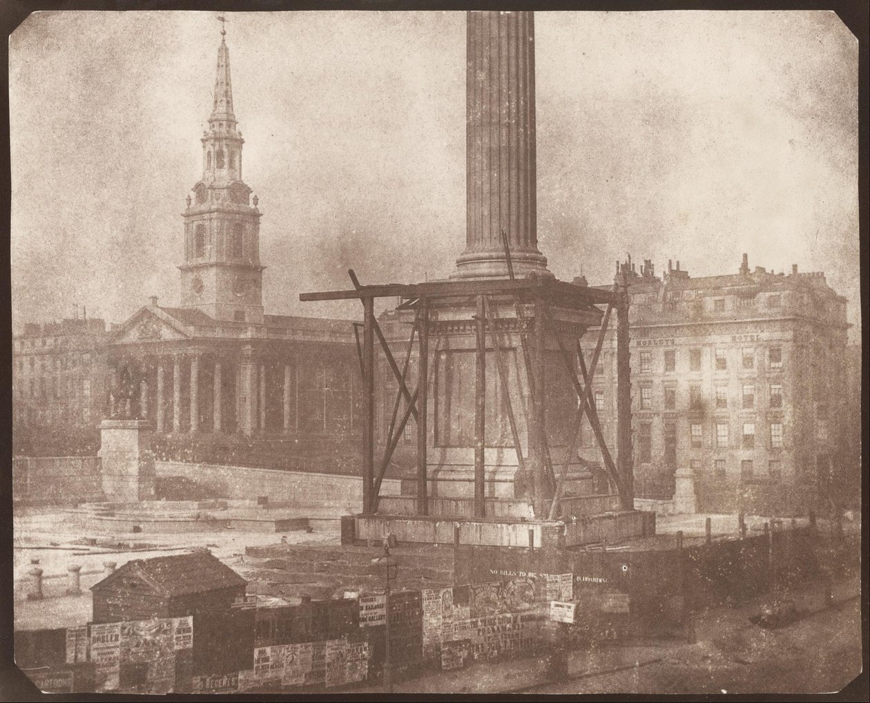 Die Nelsonsäule am Trafalgar Square während der Errichtung von William Henry Fox Talbot
