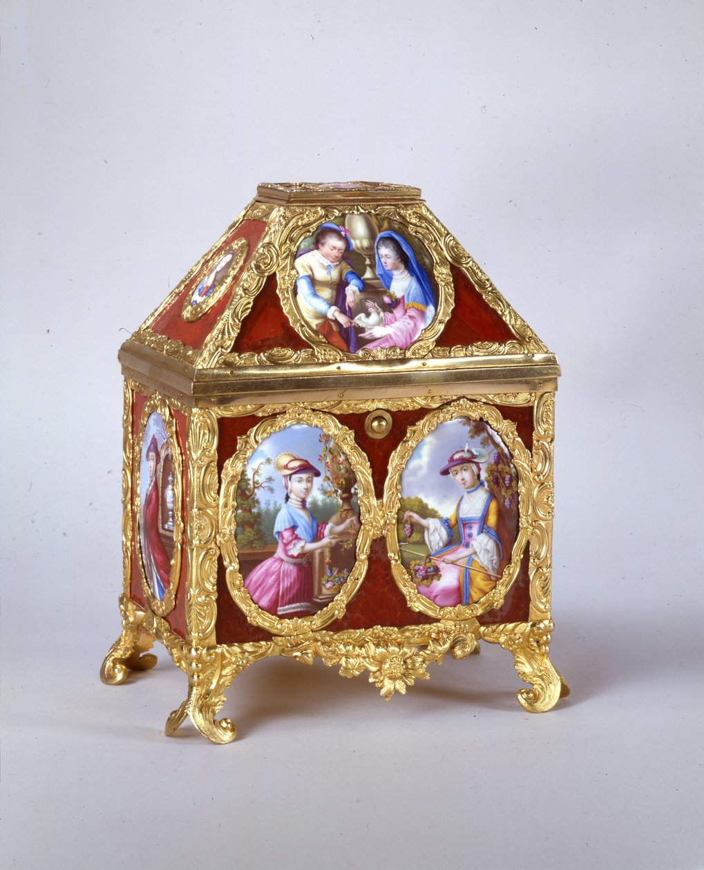 George III Kasten mit einer Uhr im Stil von James Cox, ca. 1770 von William Hopkins Craft