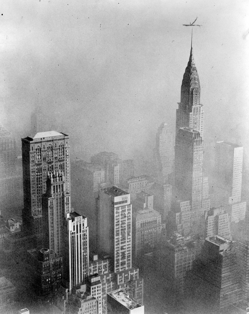 Smog verdeckt die Sicht auf das Chrysler Building vom Empire State Building, New York City von William Van Alen
