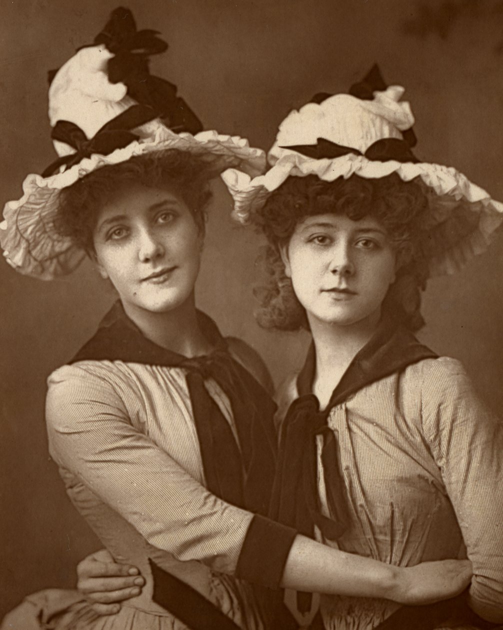Zwei Rosen, Maude Millett und Annie Hughes, britische Schauspielerinnen, 1888 von William and Daniel Downey