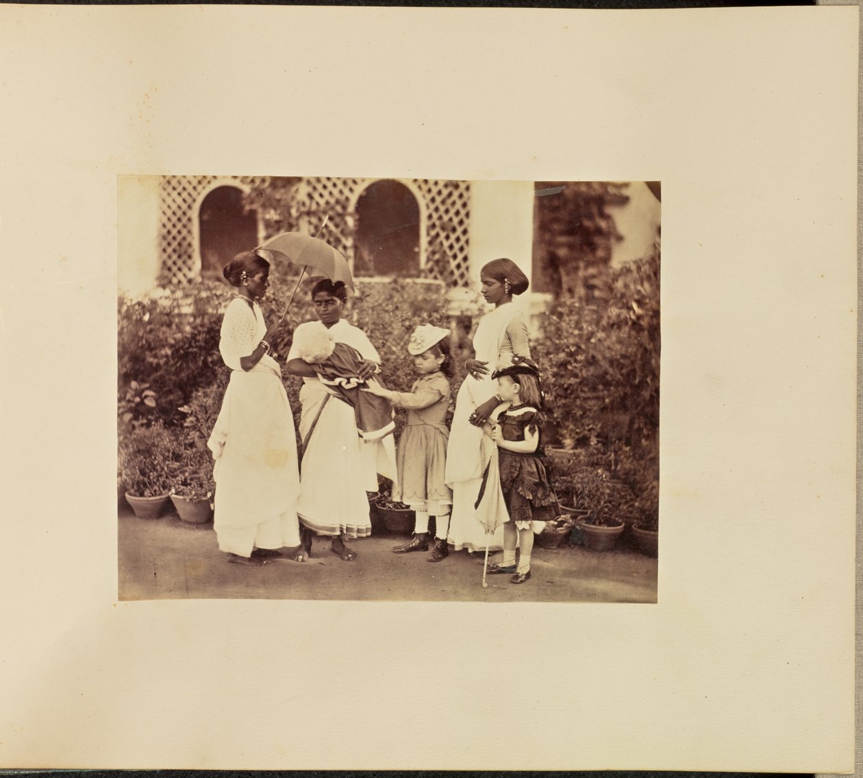 Kaukasische Kinder mit Ayahs von Willoughby Wallace Hooper