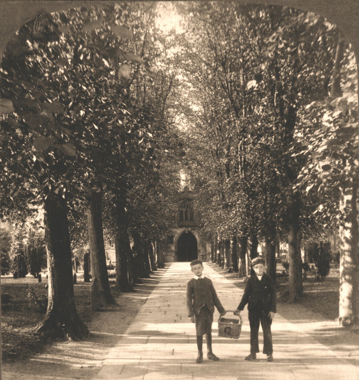 Zugang zur Trinity Church, Stratford on Avon, England, 1905 von Works and Sun Sculpture Studios