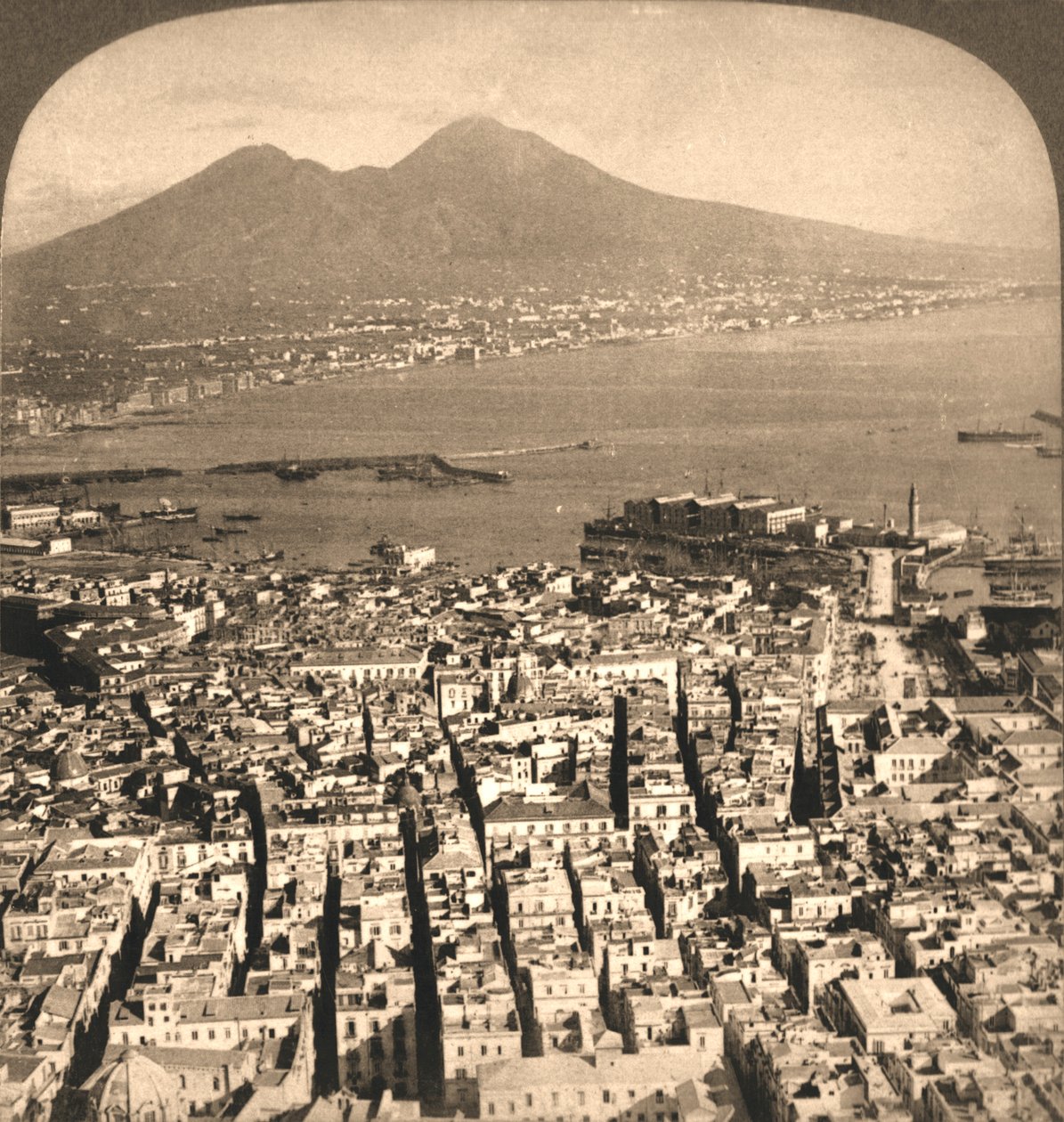 Neapel, die Bucht und der Vesuv, Italien, 1897 von Works and Sun Sculpture Studios