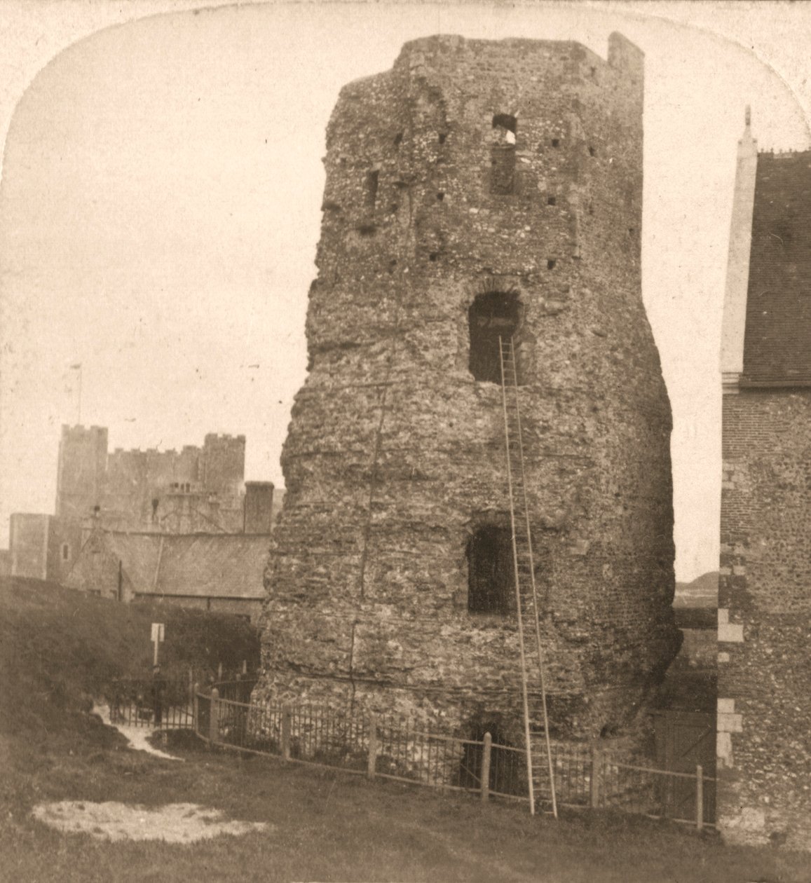 Der alte Pharos von Dover, römischer Leuchtturm, England, 1900 von Works and Sun Sculpture Studios