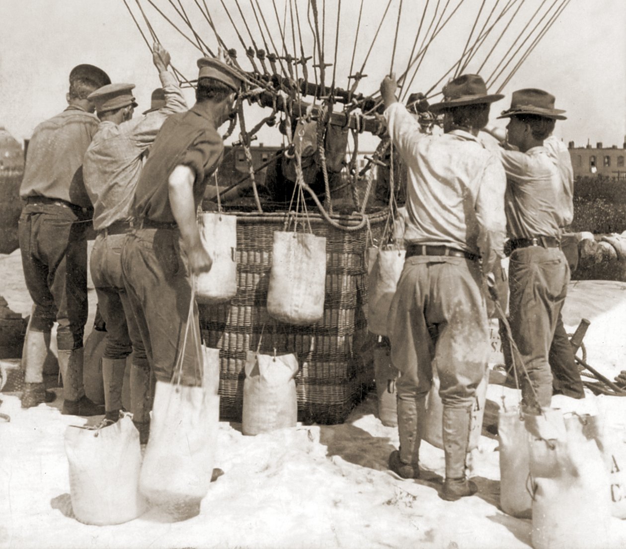 Anbringen von Sandsäcken am Korb eines Ballons, Fort Myer, USA von Hippolyte Lalaise Devéria