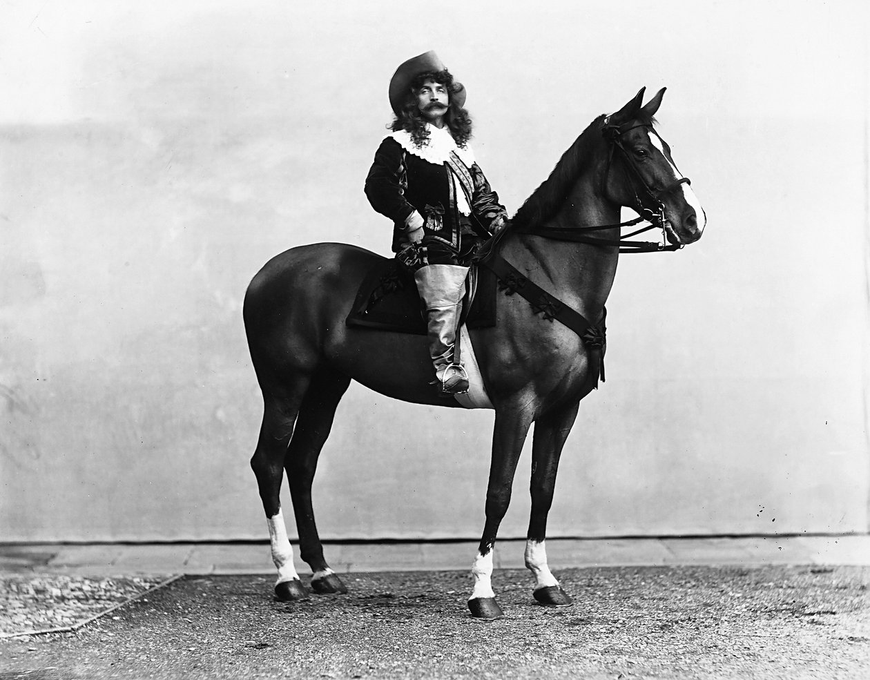 Kapitän Bonaini in einem Kostüm des 17. Jahrhunderts, auf einem Pferd fotografiert von Henry Charles Fehr