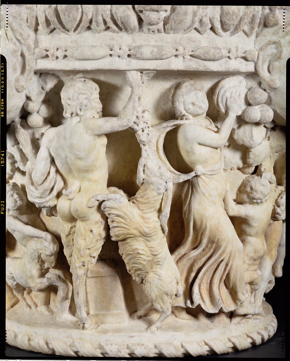Geschnitztes Säulenkapitell, das Pan zeigt, wie er eine sich aufbäumende Ziege mit einer Traube neckt, und eine Mänade, die mit einem Tamburin den Takt schlägt, italienisch, aus Rom, ca. 180-220 (Detail) von Hippolyte Lalaise Devéria