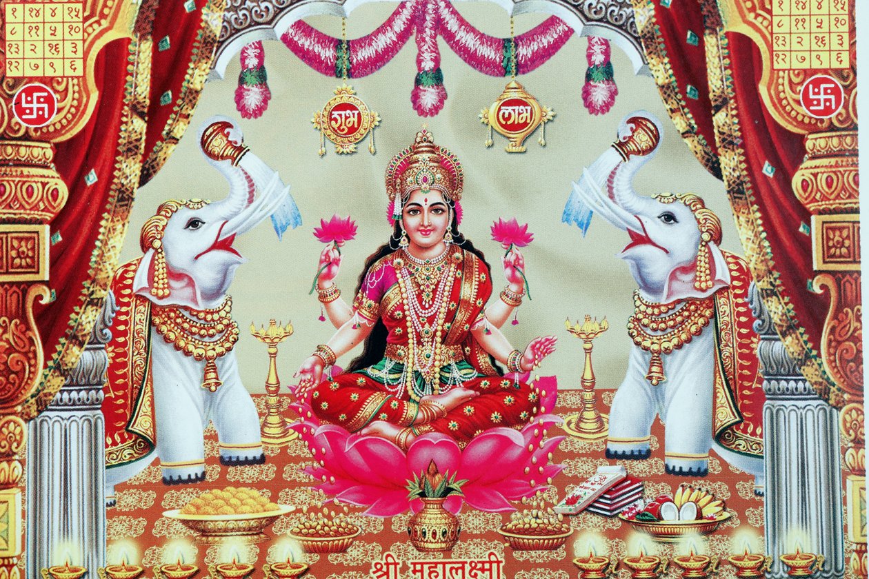Lakshmi, die Frau von Vishnu, ist Göttin des Wohlstands, des Glücks und der Schönheit von . .