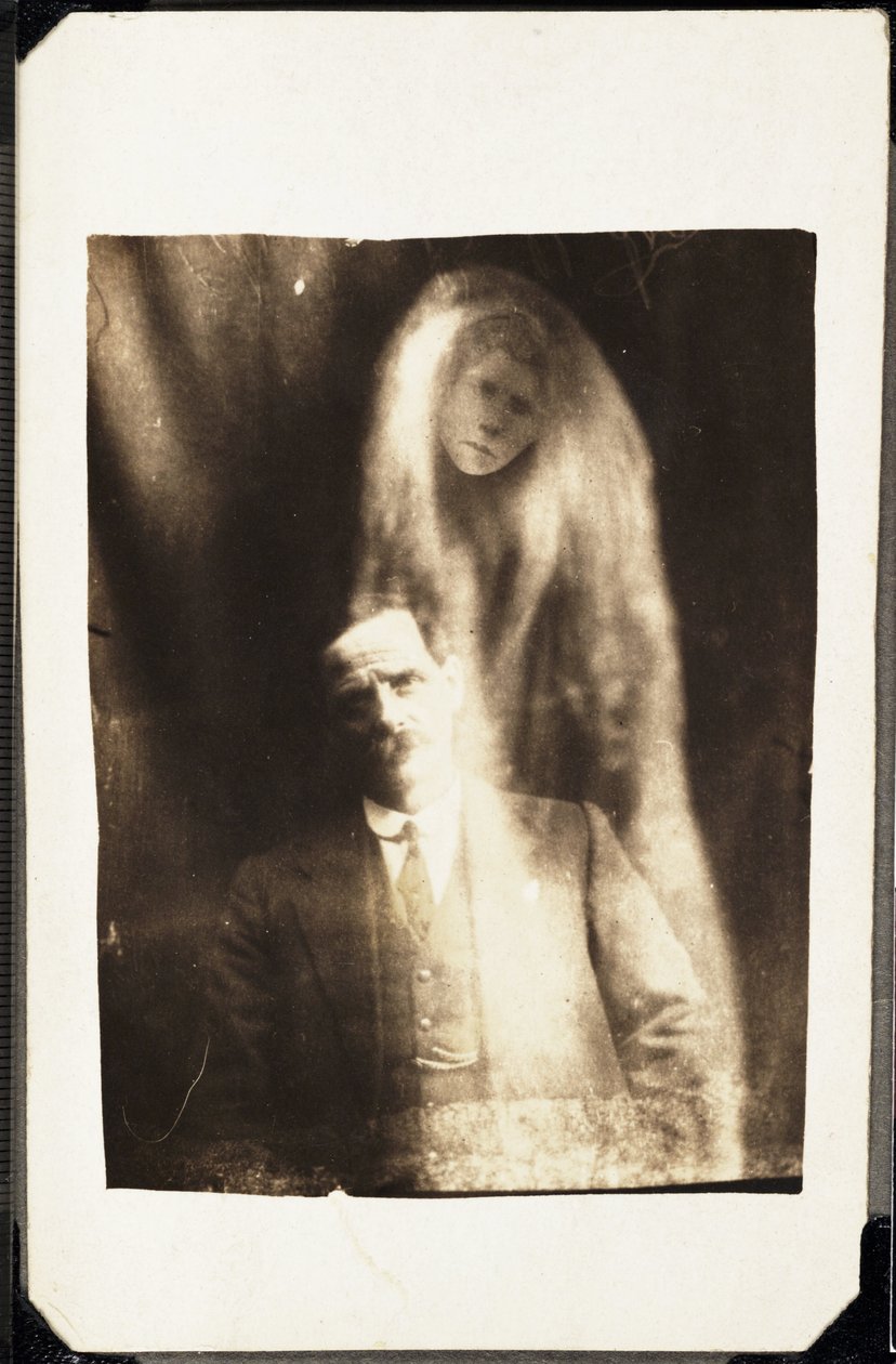 Paranormales Phänomen: Porträt eines Mannes und des Geistes seiner Frau, die hinter ihm erscheint, ca. 1920 (Fotografie von William Hope) von Frederick (attr. to) Barnard