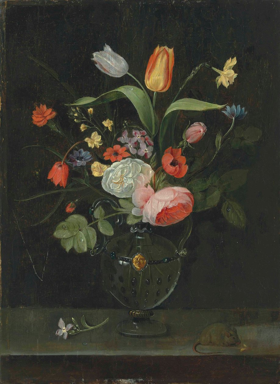 Rosen, Tulpen, eine Narzisse und andere Blumen in einer Glasvase, auf einem Steinsims mit einer Maus von . .