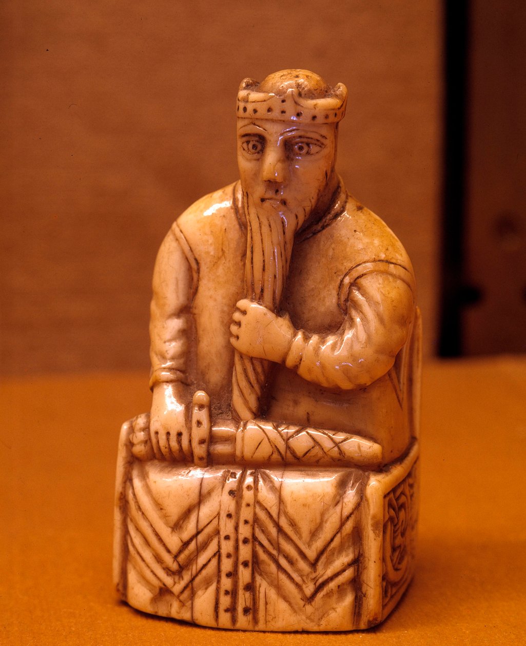 Die König-Schachfigur aus Walross-Elfenbein. Aus Norwegen. 12. Jahrhundert. Louvre Museum, Paris von school Scandinavian