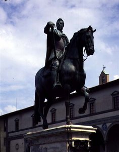 Reiterstatue von Großherzog Ferdinand I., Seitenansicht von Pferd und Reiter von Giambologna