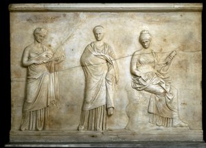 Griechische Kunst: Darstellung von drei Musen. Flachrelief aus Marmor von Cephisodote dem Jüngeren und Timarchos (beide Söhne von Praxiteles), 330-320 v. Chr., griechische Antike. Nationalmuseum für Archäologie, Athen (Griechenland) von (after) Cephisodotus