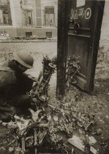 Cambrai, Kerzenhalter in Bündeln gebunden, bereit zur Entfernung durch die Deutschen, aber zurückgelassen von (after) English photographer