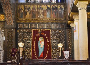 Innenraum der Hängenden Kirche in Alt-Kairo, historische koptisch-orthodoxe Kirche mit Ikonen und hölzerner Ikonostase