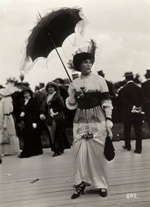 Mode bei den Rennen: eine weibliche Zuschauerin bei der Journée des drags, Auteuil, Frankreich von A. Calavas
