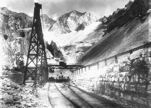 Eine Station der Straßenbahn für den Marmortransport in den Apuanischen Alpen