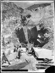 Alpi Apuane (Carrara). Steinbrecher und Marmorblöcke, die quadratisch gemacht werden