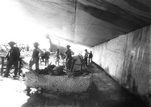 Arbeiter unter den Marmorwänden in einem Steinbruch, Apuanische Alpen (s/w Foto) von A. Corsini