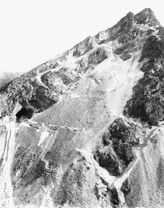 Die Klippen eines Marmorbruchs in den Apuanischen Alpen