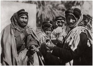 Ein Scheich genießt den berühmten arabischen Kaffee, Irak, 1925
