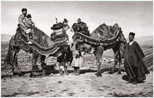 Pilger mit ihren Kamelen auf dem Weg nach Karbala, Irak, 1925