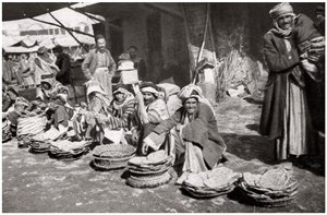 Suq El Khubur, ein einheimischer Brotmarkt, Bagdad, Irak, 1925 von A. Kerim