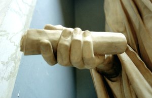 Detail einer Hand von einer Statue des römischen Kaisers Titus von A. Lorenzini